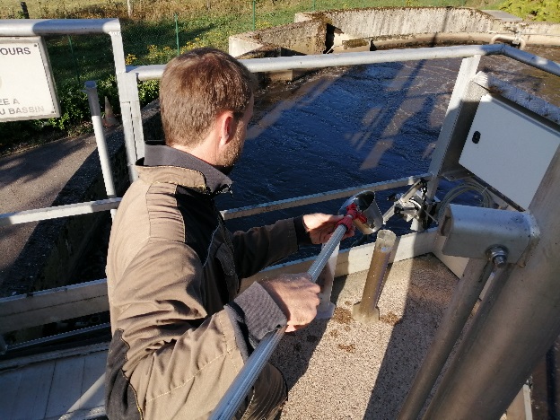 SATESE à la  station d&rsquo;épuration de CHATEAU-SALINS (prise d&rsquo;échantillons)